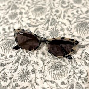 Tortoise shell cat eye Ray-Bans